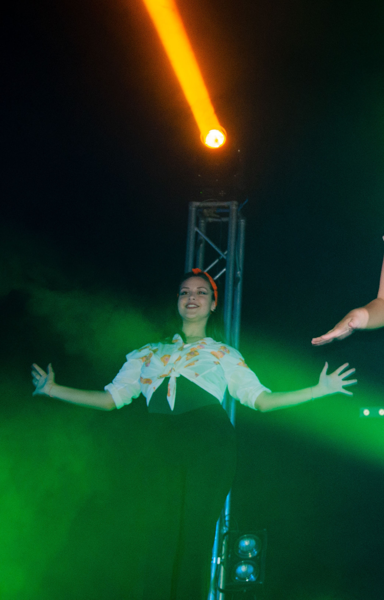 Maria Chiara Volpin in scena con luci verdi