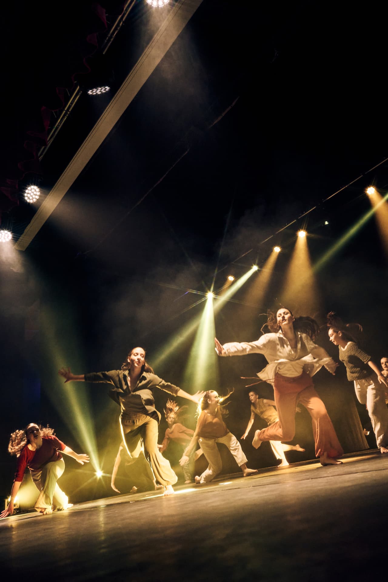 Coreografia contemporanea illuminata dalle luci di scena