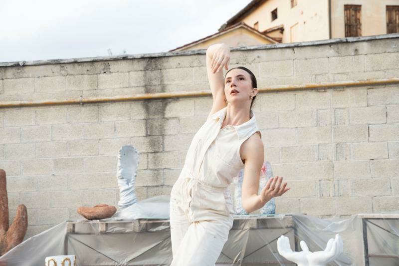 Isabel Paladin in performance all'aperto